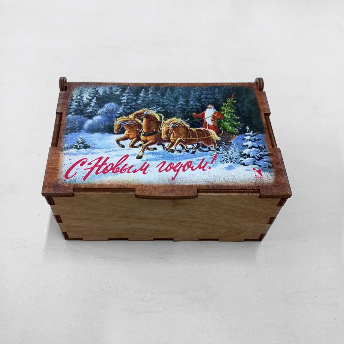 Флажки деревянные на елку, 10 штук в коробке. Дед мороз на тройке. С Новым годом!