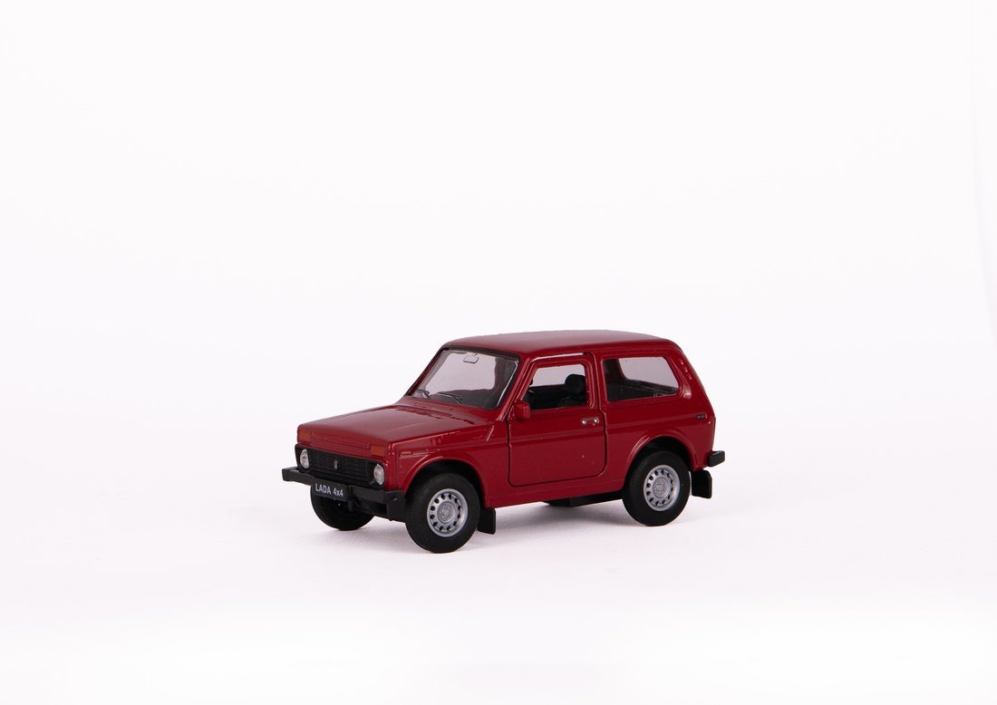 Welly. Машинка 1:38 "LADA Niva" пруж. мех., красный арт.арт.42386W-R